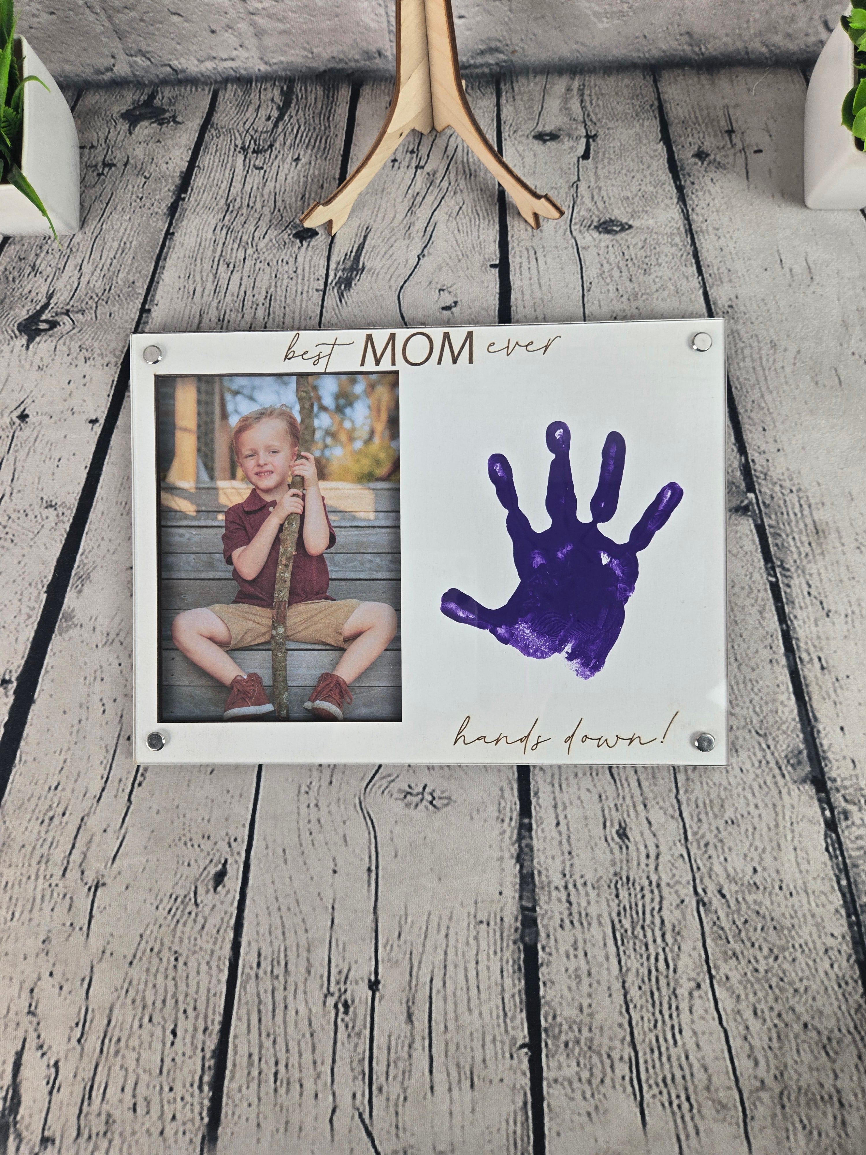 DIY “Hands Down Best Grandma Ever” Handprint Frame
